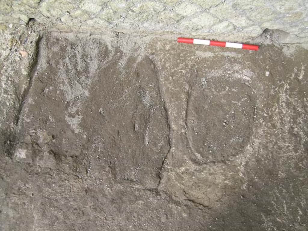Ins Or II, 5, Herculaneum. May 2004. Detail of flooring against north wall of workshop-room.
Photo courtesy of Nicolas Monteix.